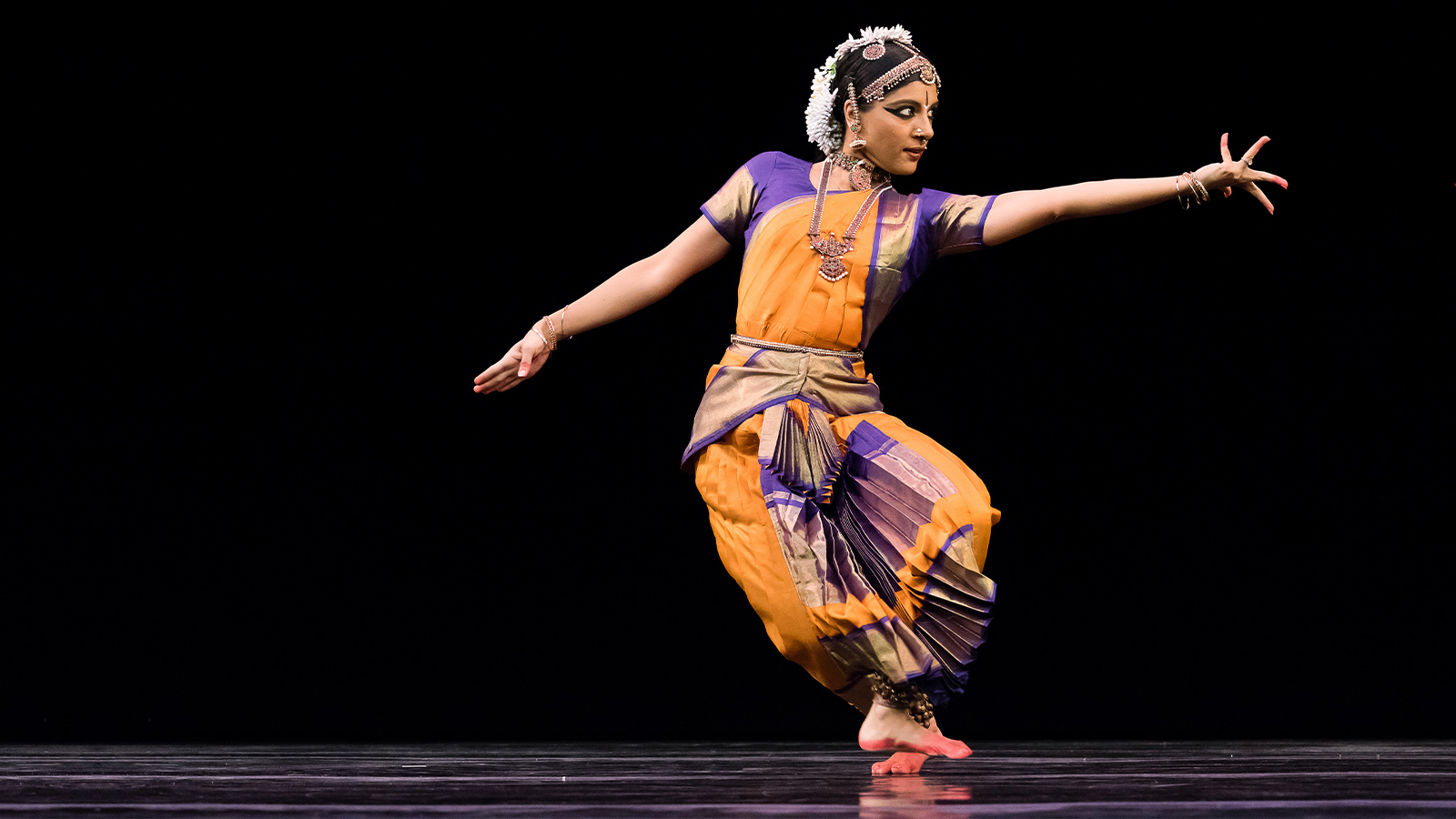 RadhaMadhava! RadhaKrishna! | Bharatanatyam poses, Dance poses, Indian  classical dance